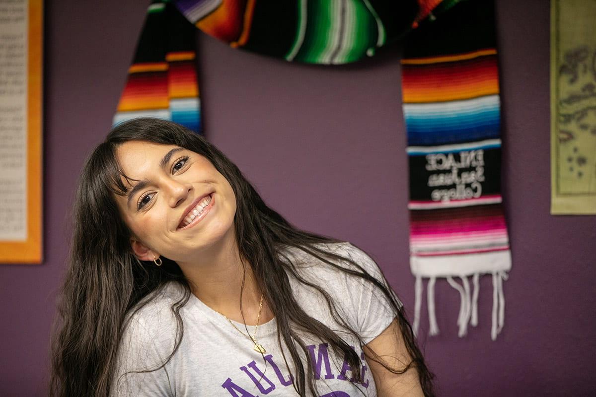 estudiante sonriente en el centro herencia latina